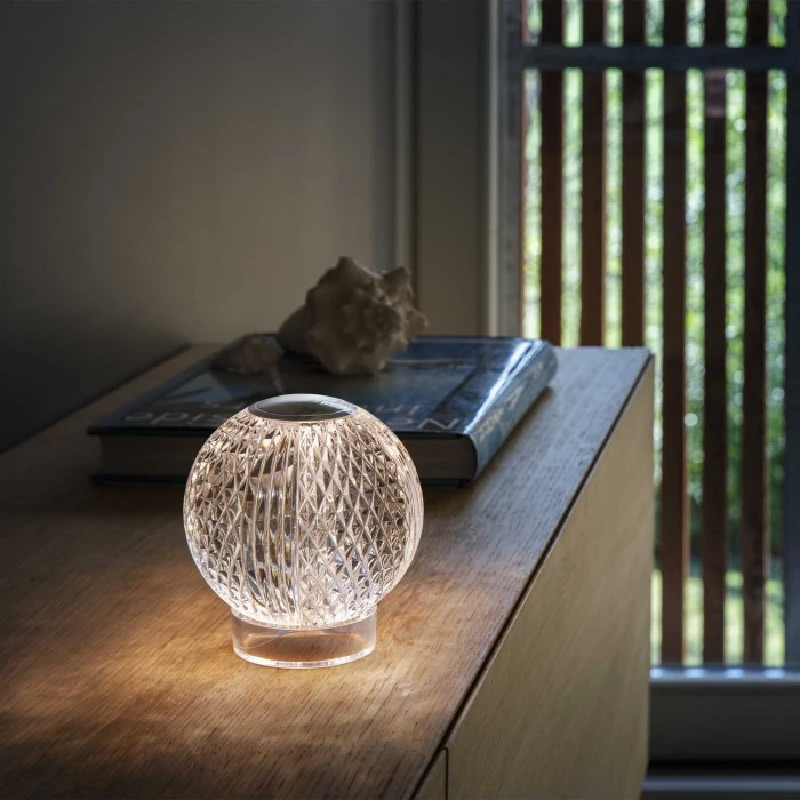 Table lamp with an integrated LED light source